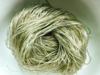 1、粉条炒肉,准备一块红薯粉