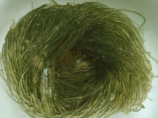 3、粉条炒肉,温水淹没过红薯粉1cm就可以了。