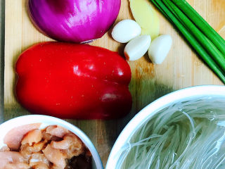 5、粉条炒肉,准备好其他食材,猪肉切片后放入盐、生粉、料酒拌匀腌制