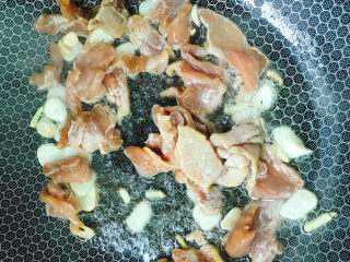 10、粉条炒肉,倒入腌制好的肉片翻炒