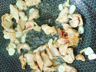 11、粉条炒肉,炒至8成熟