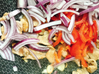 12、粉条炒肉,倒入洋葱丝、彩椒丝