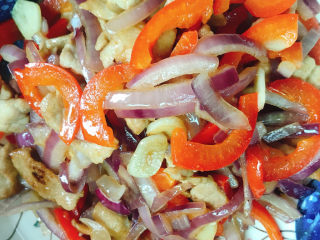 14、粉条炒肉,炒熟后装盘备用。