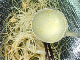 17、粉条炒肉,加入2勺鸡汤