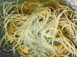 18、粉条炒肉,放酱油翻拌一下