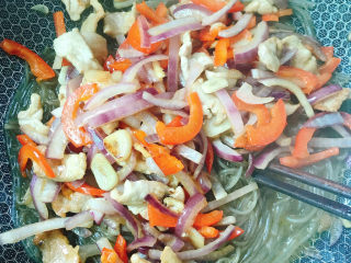 20、粉条炒肉,倒入炒好的洋葱肉片