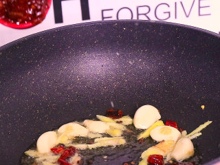 4、川妹子手把手教你做麻辣鲜香味美料足的水煮鱼,起锅热油，放入花椒粒 干辣椒 姜丝 蒜粒炒出香味