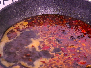 7、川妹子手把手教你做麻辣鲜香味美料足的水煮鱼,加入适量的清水烧开后，小火煮两分钟