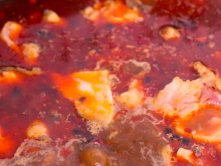 11、川妹子手把手教你做麻辣鲜香味美料足的水煮鱼,加入少许盐和鸡精调味