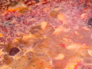 12、川妹子手把手教你做麻辣鲜香味美料足的水煮鱼,将鱼片小火煮至颜色变白即可，不宜煮太久哦