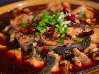 14、川妹子手把手教你做麻辣鲜香味美料足的水煮鱼,撒上胡辣椒粉和二荆条干辣椒段 葱花适量