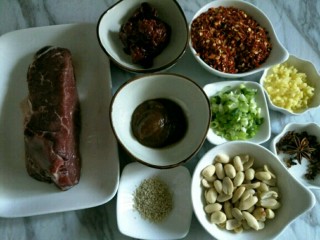 1、香辣牛肉酱,准备食材