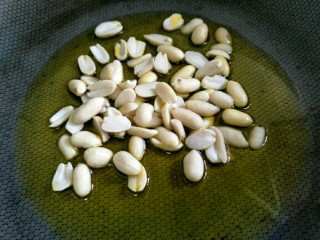 2、香辣牛肉酱,花生仁如果是生的，要热锅凉油将其炒熟后备用～