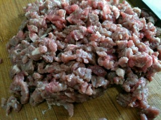 3、香辣牛肉酱,将牛肉清洗干净，吸干表面水份，将其切成小肉粒～