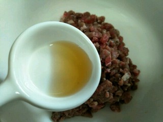 4、香辣牛肉酱,放入1勺料酒抓匀静止10-15分钟～