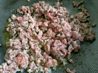 5、香辣牛肉酱,起锅留底油，放入牛肉丁煸炒，至无水份后关火盛出备用～