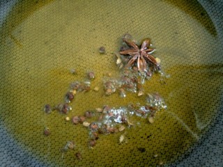 6、香辣牛肉酱,另起锅留油，油量可以多一些，超过辣椒面的量就好。将八角和麻椒放入炸出香味儿，接着关火将麻椒和八角捞出不要～