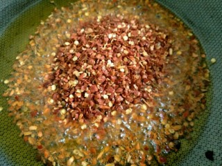 7、香辣牛肉酱,待油温降至约5成热，将辣椒面放入，开小火搅匀～