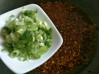 8、香辣牛肉酱,接着放入葱花～