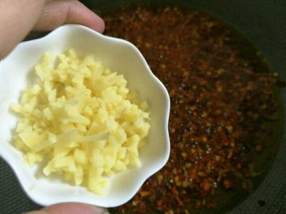 9、香辣牛肉酱,姜末小火搅拌熬煮～