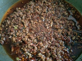 11、香辣牛肉酱,放入牛肉丁继续搅匀熬煮～