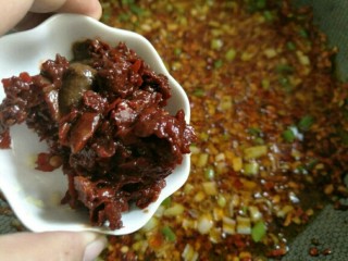 10、香辣牛肉酱,接着放入豆瓣酱和甜面酱～