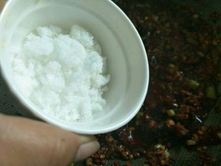 12、香辣牛肉酱,放入白糖～