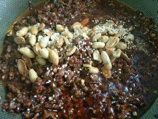 13、香辣牛肉酱,小火熬制15-20分钟左右即可关火，待凉后再将花生仁、白芝麻和盐放入拌匀即可～