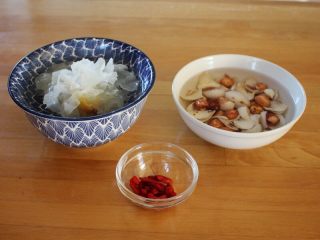 1、百变水果 汤圆银耳甜汤,银耳、莲子20克、百合20克提前浸泡开，枸杞清洗干净备用。