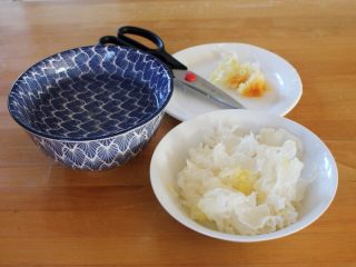 2、百变水果 汤圆银耳甜汤,剪去银耳的黄根，撕成小朵。