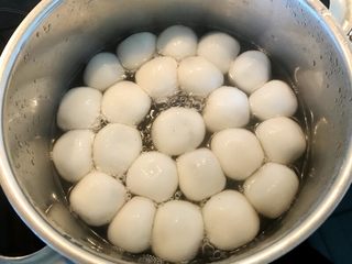 9、百变水果 汤圆银耳甜汤,煮开一锅水，水开下汤圆，中间点一次水，全部煮漂浮就熟了。