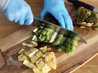 10、百变水果 汤圆银耳甜汤,猕猴桃削皮切小方块。