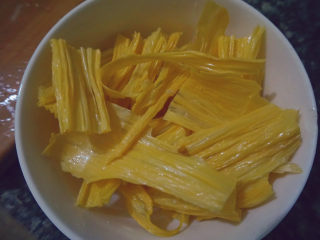 4、青椒炒腐竹,先将腐竹切成小段