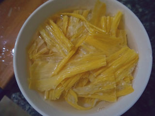 5、青椒炒腐竹,用开水泡发半小时后捞出备用