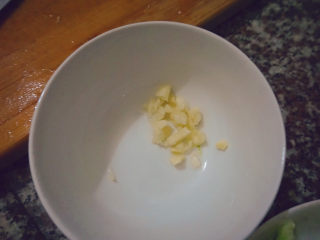 6、青椒炒腐竹,准备适量蒜泥