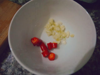 7、青椒炒腐竹,适量红辣椒小段