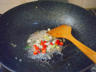 8、青椒炒腐竹,热油下锅爆炒蒜泥红辣椒