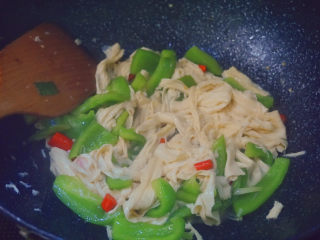13、青椒炒腐竹,中火翻炒1-2分钟