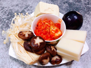 2、部队火锅,年糕、金针菇、香菇、辣白菜、洋葱、豆腐