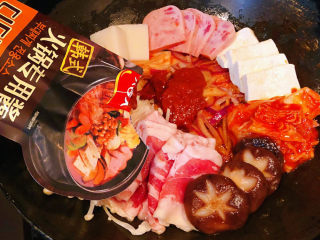 5、部队火锅,放入部队火锅的灵魂可以按照自己的口味放入适量韩式火锅甜辣酱