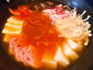 6、部队火锅,添加适量清水或高汤大火烧开