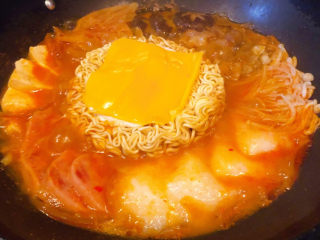 8、部队火锅,放入一片吉士汀改小火焖一下