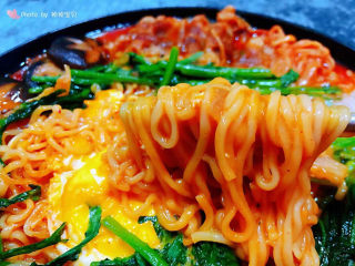 12、部队火锅,浓香的辛拉面真是挑动味蕾的诱惑混搭着鸡蛋和吉士汀的多有味棒极了