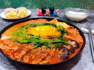 13、部队火锅,搭配牛奶和花样馒头一起吃超级棒