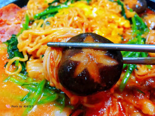 16、部队火锅,香菇和金针菇入口滑嫩爽口让人唇齿留香回味无穷