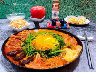 17、部队火锅,营养丰富的部队火锅真是百吃不厌哦也可以家常换里面的食材吃出不同的口味不同的感觉噢