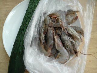 1、鲜虾黄瓜条,准备材料