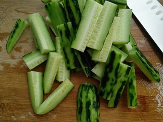 5、鲜虾黄瓜条,把黄瓜切条待用