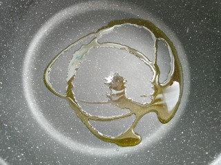 6、鲜虾黄瓜条,热锅放油