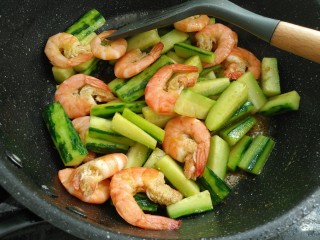 11、鲜虾黄瓜条,翻炒均匀即可出锅